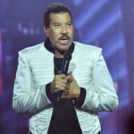 Lionel Richie Suffers HEALTH SCARE On Stage, Is Forced To Abruptly End Show -- WATCH
