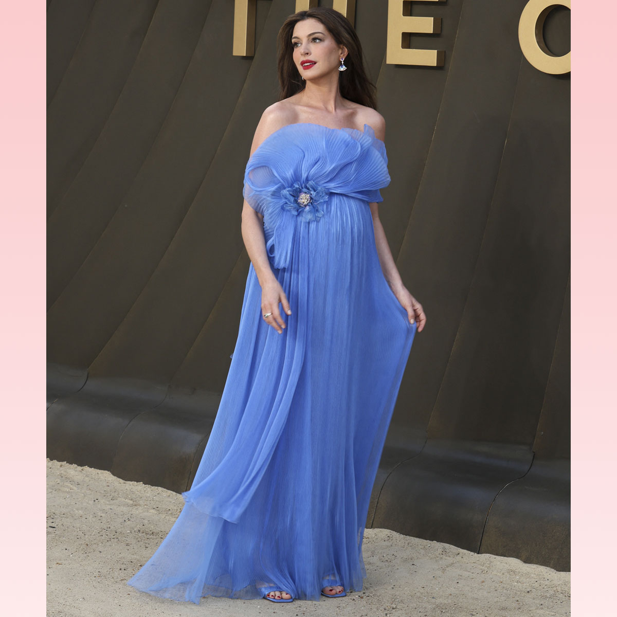 See Anne Hathaway's Pregnant Glow On The Odyssey Red Carpet!