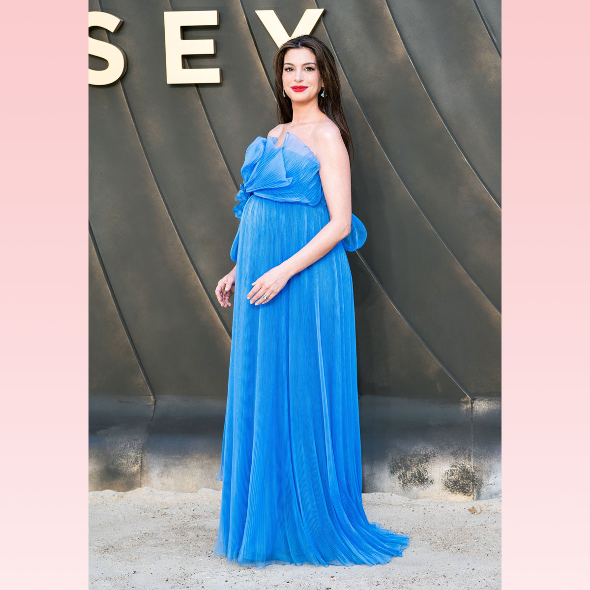 See Anne Hathaway's Pregnant Glow On The Odyssey Red Carpet!