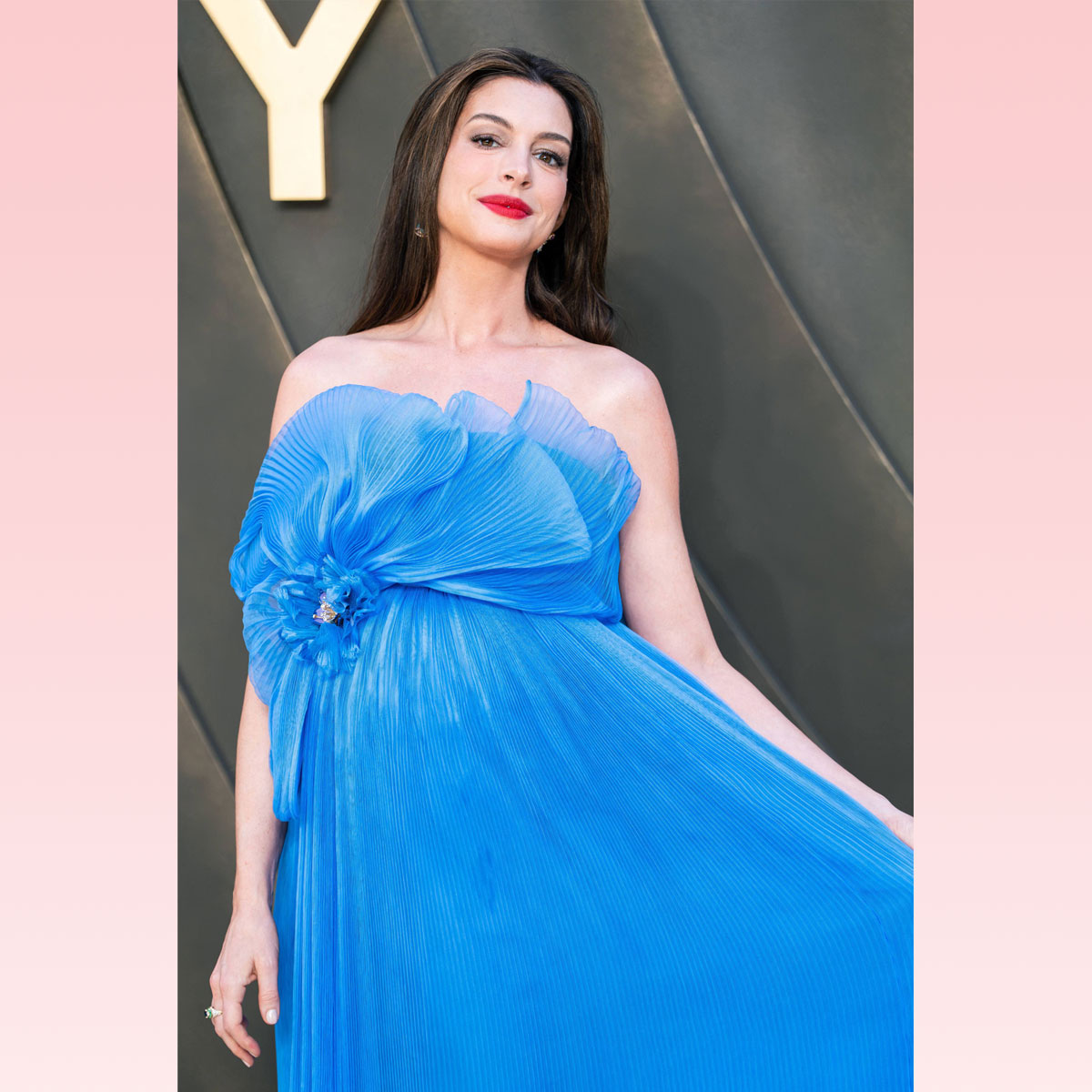 See Anne Hathaway's Pregnant Glow On The Odyssey Red Carpet!