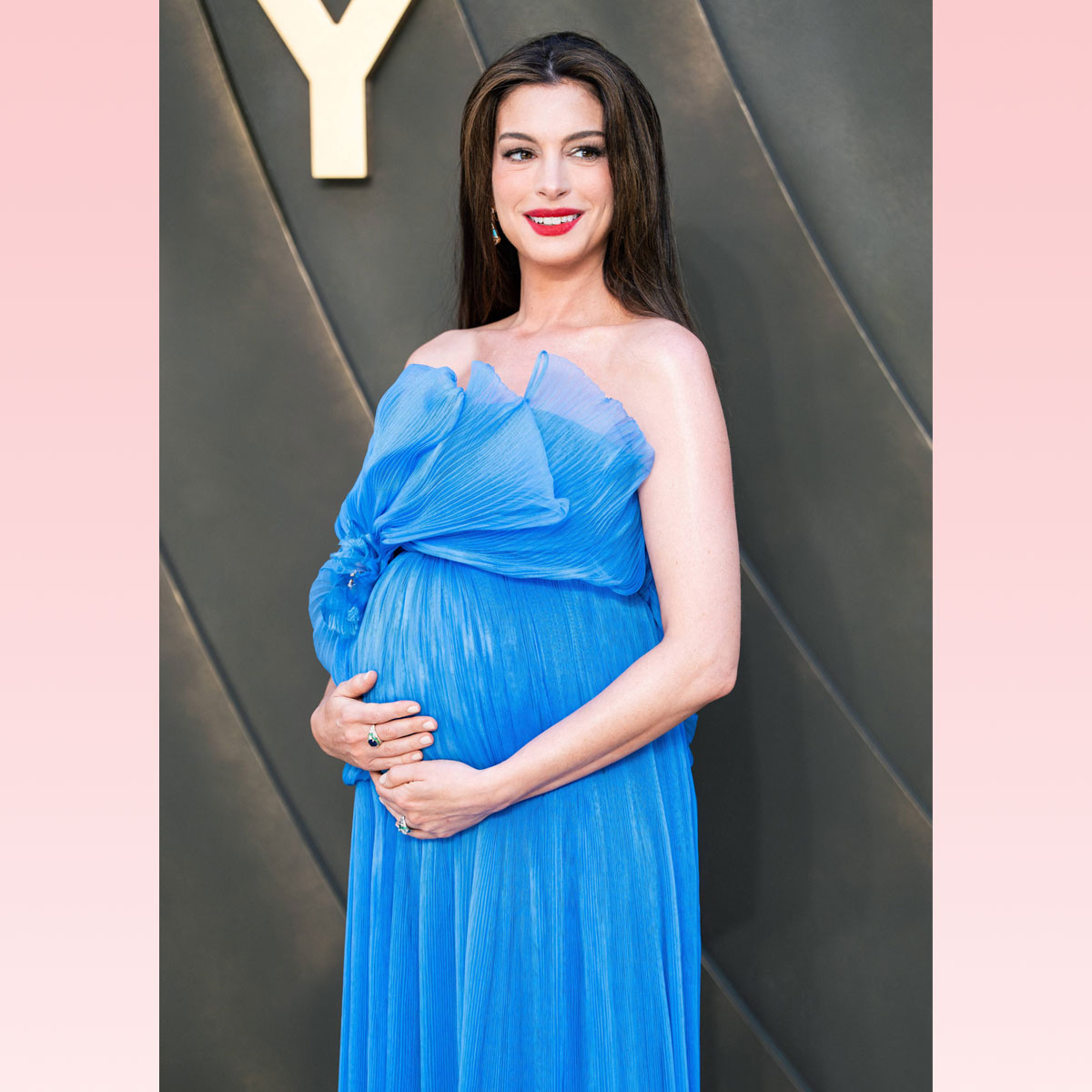 See Anne Hathaway's Pregnant Glow On The Odyssey Red Carpet!