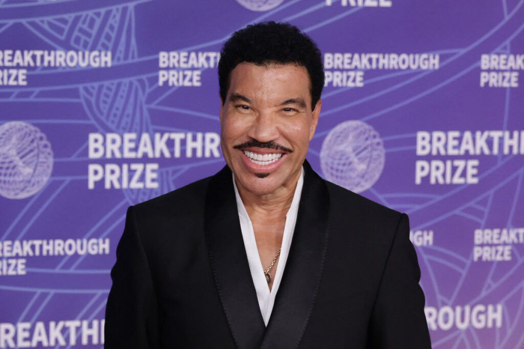 Lionel Richie Hospitalized In ICU After St. Louis Concert